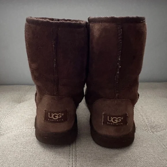 UGG Women’s/Big Kid Classic Short in Chocolate Brown - Picture 4 of 5